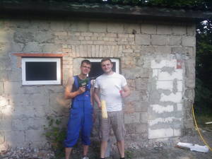 Reparaturarbeiten im Sanitärtrakt vollzogen: Martin Reinhardt und Tobias Schack