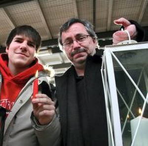 Weimars Oberbürgermeister Stefan Wolf übernahm Friedenslicht von Martin Blamberg aus Neudietendorf