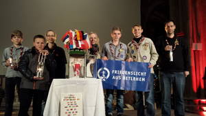 Friedenslichtkind Michael Weixlbaumer übergibt die Flamme aus Betlehem an die Thüringer Vertreter