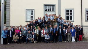 Gruppenfoto vor dem Saal der Herrnhuter Brüdergemeine