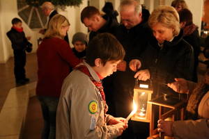 In der St. Bonifatius-Kirche in Leinefelde-Worbis: Mareike und Timon bei der Weitergabe des Friedenslichtes.