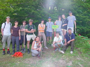 Das erste gemeinsam hergestellte Schild steht an der richtigen Stelle