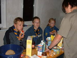 Stärkung der Bahnfahrer im Pfadfinderzentrum 