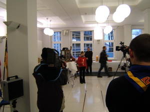 Sophia Praetorius übergibt das Friedenslicht