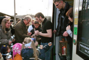 In Greiz wurde das Friedenslicht durch Tobias Schack, Martin Reinhardt und Stefanie Weiß von der Pfadfinderschaft Freiheit übergeben. (Foto: OTZ)