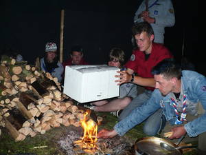 Ein Feuer kann auch bei Regen entzündet werden - gewusst wie!