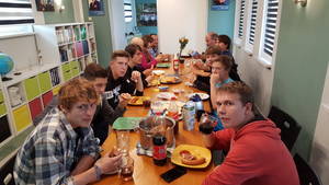 Verschnaufpause mit Bockwurst und Geburtstagstorte