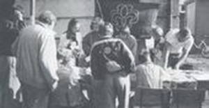 Hier kann gebastelt werden. Gemeinsam mit der öffentlichen Bücherei bot der VCP an seinem Stand bei der 900-Jahr-Feier des Dorfes Aufkleber-Basteln und Spiele an.