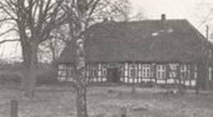 Zu verkaufen - Wie soll es mit dem alten Pfarrhaus bei Parchim in Mecklenburg weitergehen? Die Gemeinde hat nicht die Mittel, es zu halten und zu renovieren, aber sie will es es auch nicht an irgendeine Spekulantin verkaufen, die hofft, daß die Bodenpreise nach der Entscheidung für einen neuen Flughafen steigen. Wolfgang von Rechenberg, der die kirchliche Jugendarbeit der Region organisiert: 