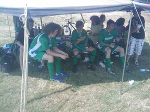 Spieler und Fans unter der Jurte