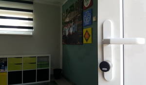 Eingangstür des Pfadfinderzentrums Drei Gleichen mit elektronischer Airkey Schließanlage von EVVA