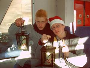 Markus und Tom mit dem Friedenslicht in der Südthüringenbahn