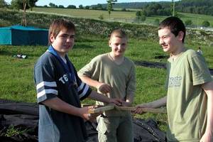 Martin, Tobias und Steven beim Kohtenaufbau auf dem Pfingstlager in Brotterode