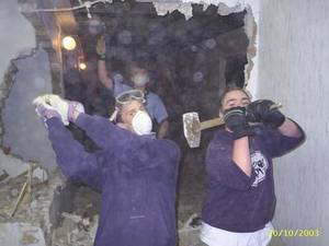 Martin, Martin und Benjamin beim herausschlagen der Wände