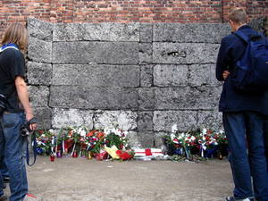 Vor der Todeswand in Auschwitz - Stammlager I