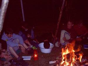 Singerunde am Lagerfeuer