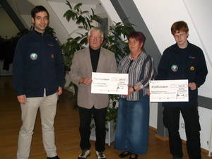 Erhalt der Spendenschecks: Seniorenclub Apfelstädt e.V. & Pfadfinderförderverein