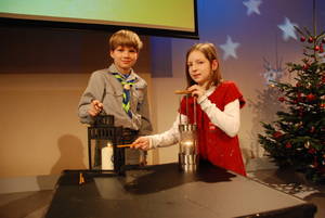 Gefragter Gesprächspartner bei ORF Radio Oberösterreich: Thüringens Friedenslichtkind von 2011 Clemens Riese. Der derzeit jüngste Pfadfinder in der VCP Aufbaugruppe „Drei Gleichen“ berichtete dem Reporter über die landesweite Verbreitung des Friedenslichts am 23. Dezember im Freistaat. Sarah Schinwald übergab ihm ein Double des Originallichtes.