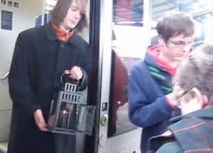 Eric Hoffmann und Jan Eric Sczesny von den Pfadfindern aus Nesse-Apfelstädt verteilen das Friedenslicht in Sondershausen.