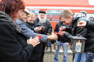 Pfadfinder aus Nesse-Apfelstädt verteilen das Licht in ganz Thüringen. Hier bei der Übergabe in Sömmerda.