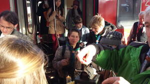 Mit den Thüringer Bahnen erreichte das Friedenslicht aus Betlehem ganz Thüringen: Pfadfinder Aaron Friedrich und Jean-Pierre Piethe (v.l.n.r.) bei der Weitergabe des Friedenslichtes am Weimarer Hauptbahnhof