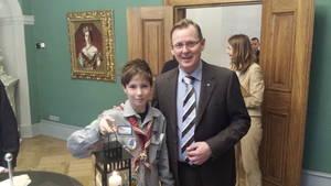 Ministerpräsident Bodo Ramelow (selbst einst Pfadfinder) bei der Übergabe des Friedenslichtes durch Timon Stegmann am 22. Dezember 2014 in der Thüringer Staatskanzlei