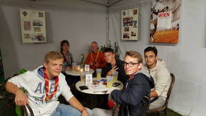 Im lagereigenen „Wiener Café“: Jean-Pierre Piethe, Maike Jäger, Christian Baranowski, Fabian Weise, Leon Schmidt und Sascha Lorenz