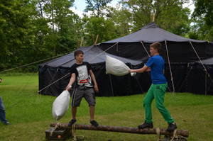 Spiel und Spaß vor dem  „Festjurten-Zelt“