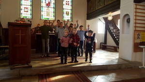 “Flinke Hände, Flinke Füße” - Bieber und Wölflinge bewegen die Kirchgemeinde mit dem Pfadfinderlied